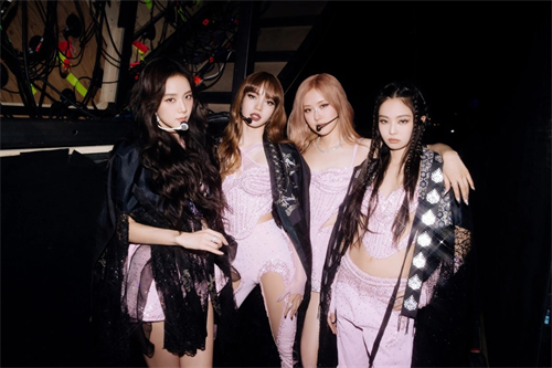 BlackPink đăng ảnh chụp tại Hà Nội mừng 7 năm 'debut' thành công